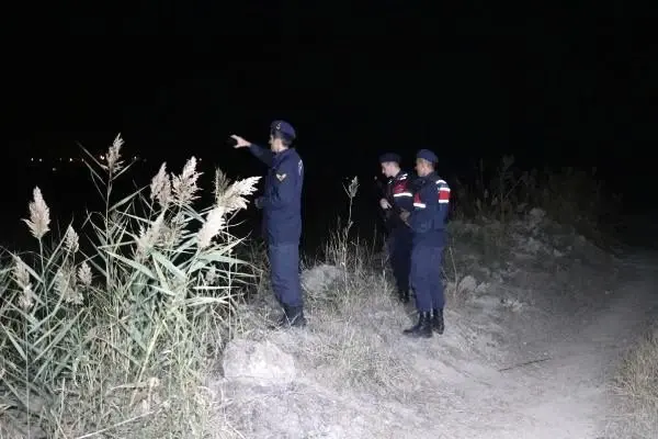 Cinsel istismar suçundan tutuklandı, elleri kelepçeli halde firar etti Cinsel istismar suçundan tutuklandı, elleri kelepçeli halde firar etti