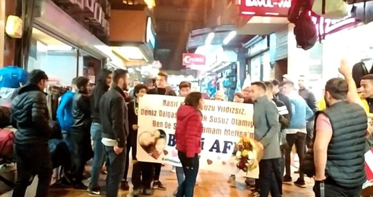 Çılgın aşık davul ve meşalelerle kız arkadaşından af diledi