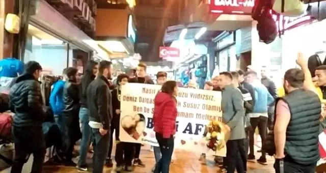 Çılgın aşık davul ve meşalelerle kız arkadaşından af diledi