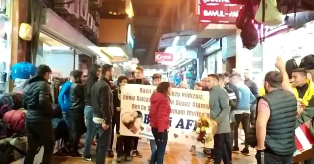 Çılgın aşık davul ve meşalelerle kız arkadaşından af diledi Çılgın aşık davul ve meşalelerle kız arkadaşından af diledi
