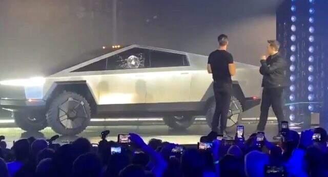 Elon Musk'ın 'kırılmaz' dediği zıhlı cam ilk denemede paramparça oldu