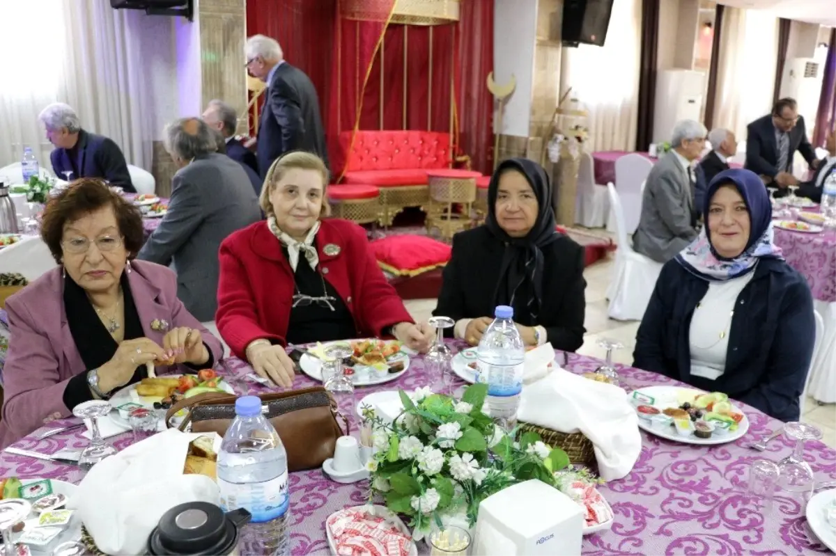 Emekli öğretmenler kahvaltıda buluştu