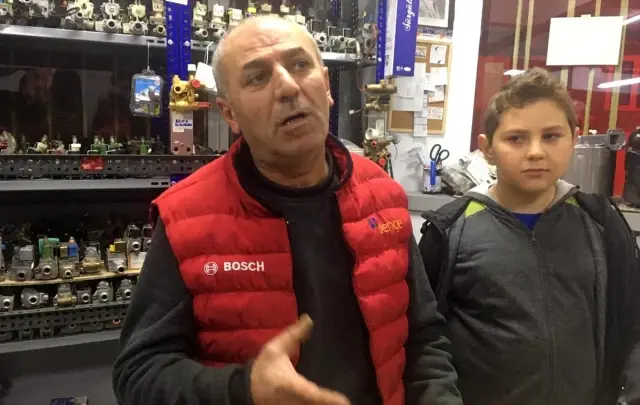 Esnaf, anne ile çocuklarını kamyonet altında kalmaktan kurtardı