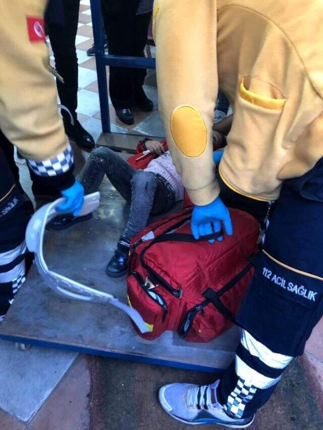 Esnafın dikkati faciayı önledi! Anne ve çocukları kamyonetin altında kalmaktan son anda kurtuldu