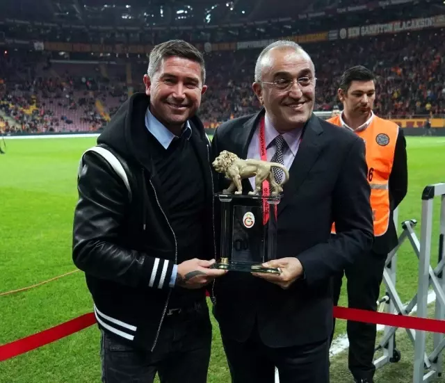 Harry Kewell'a maç öncesinde plaket verildi