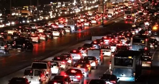 İstanbul'da trafik kilit! Trafik yoğunluğu yüzde 76'ya ulaştı