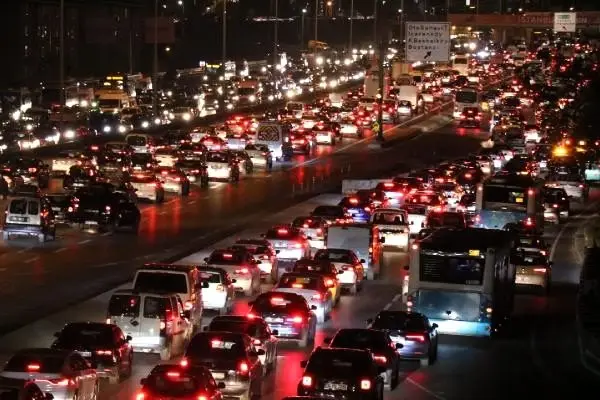 İstanbul'da trafik kilit! Trafik yoğunluğu yüzde 76'ya ulaştı İstanbul'da trafik kilit! Trafik yoğunluğu yüzde 76'ya ulaştı