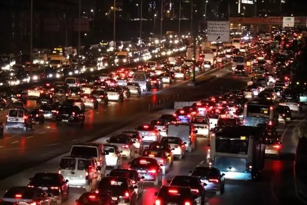 İstanbul'da trafik kilit! Trafik yoğunluğu yüzde 76'ya ulaştı İstanbul'da trafik kilit! Trafik yoğunluğu yüzde 76'ya ulaştı