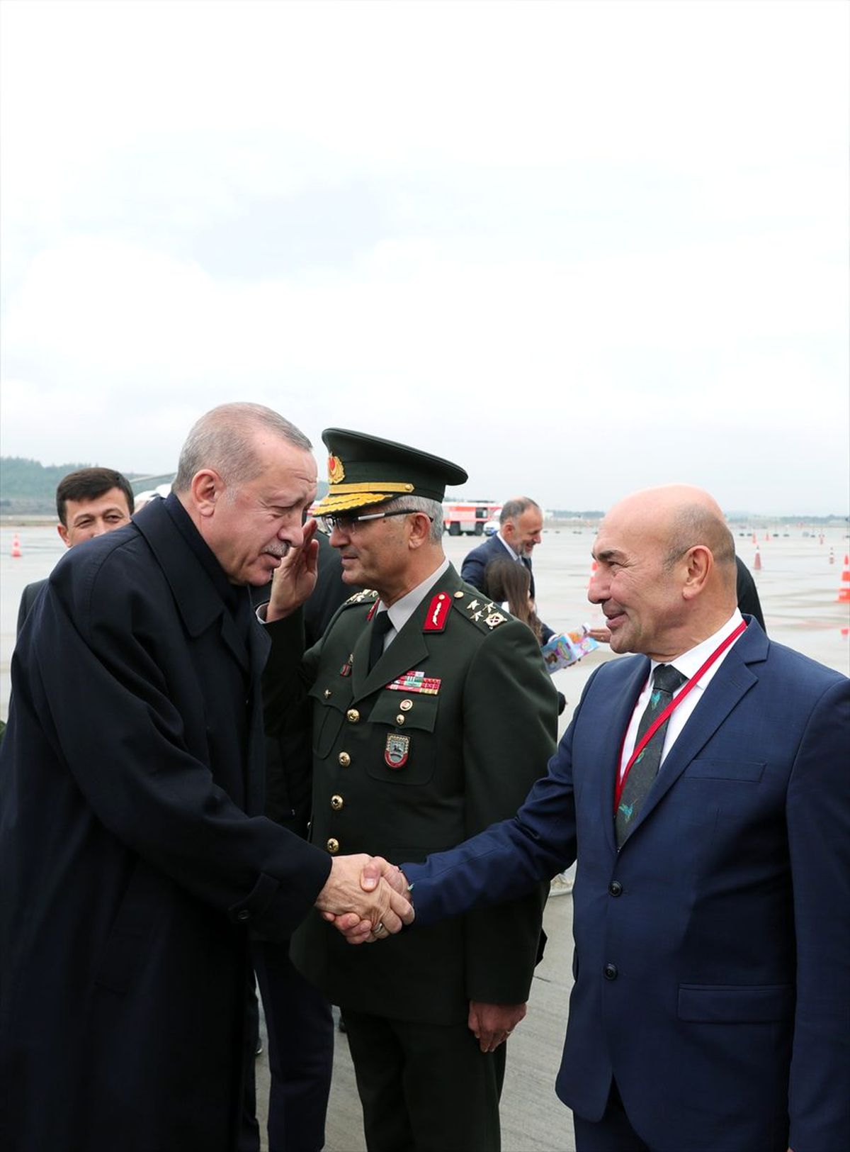 İzmir Büyükşehir Belediye Başkanı Tunç Soyer, Erdoğan'ı karşıladı