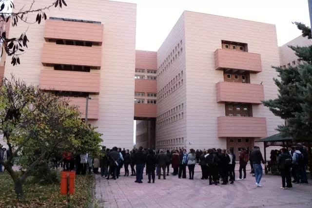 Kadın profesör için tören düzenlendi Kadın profesör için tören düzenlendi