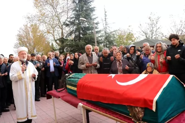 Kadın profesör için tören düzenlendi Kadın profesör için tören düzenlendi