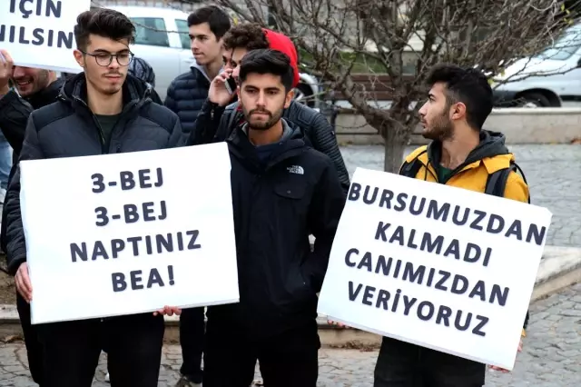 Kırklareli'nde üniversite öğrencileri ulaşım zammına tepki gösterdi Kırklareli'nde üniversite öğrencileri ulaşım zammına tepki gösterdi
