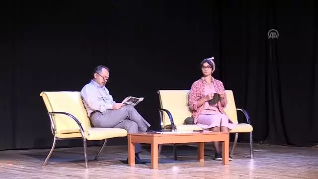 Öğretmenler kurdukları tiyatro ekibiyle mesleklerini anlatıyor