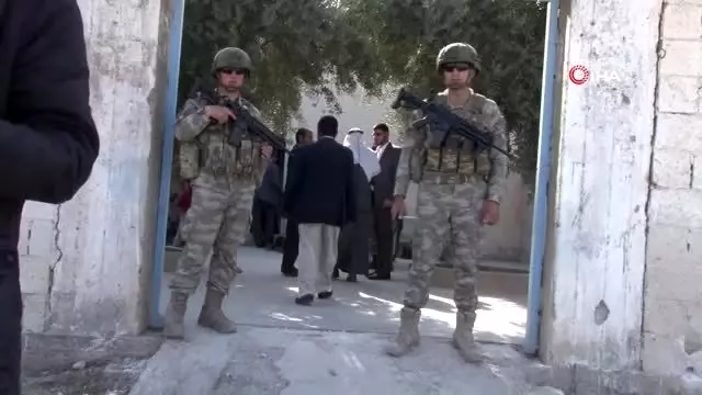 Tel Abyad'da cuma namazı kılındı - Şanlıurfa Valisi Abdullah Erin ve askeri yetkililer cuma... Tel Abyad'da cuma namazı kılındı - Şanlıurfa Valisi Abdullah Erin ve askeri yetkililer cuma...