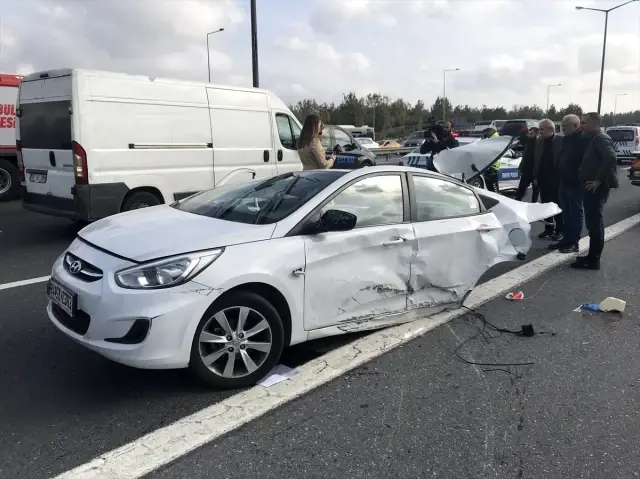 TEM otoyolunda otomobil bariyerlere çarpıp parçalandı: 1 ölü, 2 yaralı TEM otoyolunda otomobil bariyerlere çarpıp parçalandı: 1 ölü, 2 yaralı
