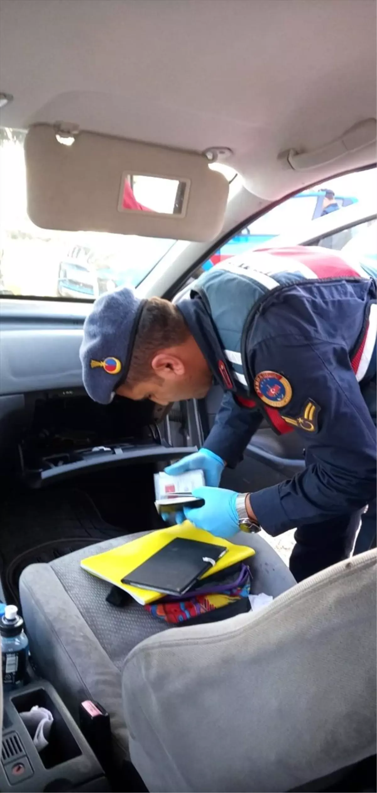 Torpidosunda uyuşturucu bulunan otomobildeki şüpheliler gözaltına alındı