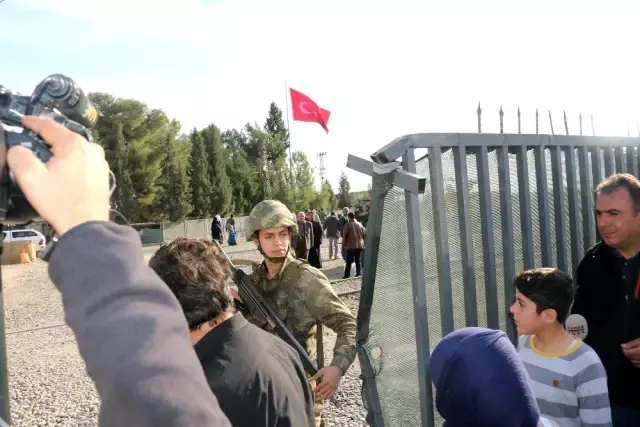 Türk askerini alnından öpen Suriyeliler yıllar sonra kavuştukları topraklarda secdeye kapandı