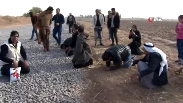 - Türk askerini alnından öpen Suriyeliler yıllar sonra kavuştukları topraklarda secdeye kapandı