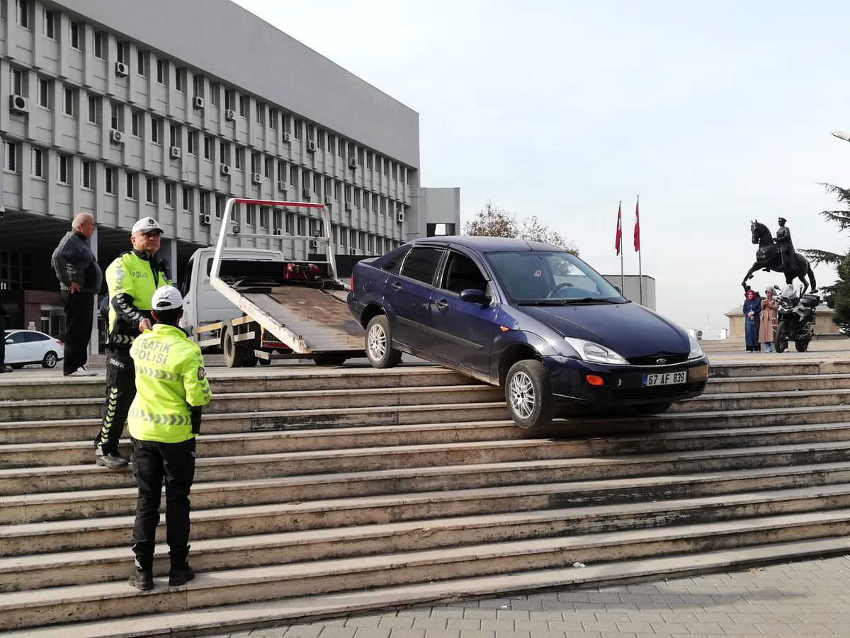 Valilik önünde hareketli anlar! Şaşıran sürücü, yol yerine merdivende inmeye kalktı