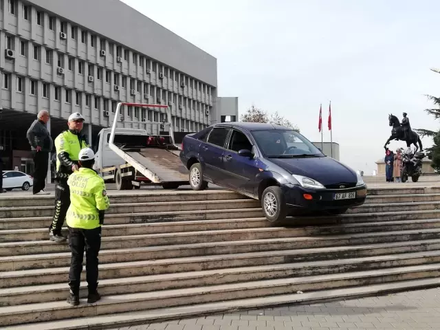 Valilik önünde hareketli anlar! Şaşıran sürücü, yol yerine merdivende inmeye kalktı