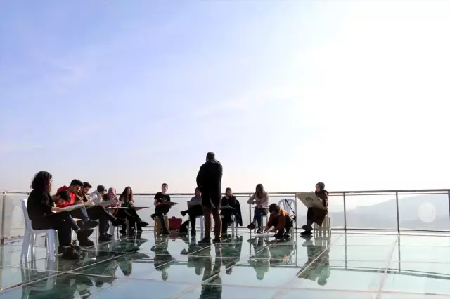 Yerden 100 metre yükseklikteki cam terasta Başöğretmeni resmettiler Yerden 100 metre yükseklikteki cam terasta Başöğretmeni resmettiler