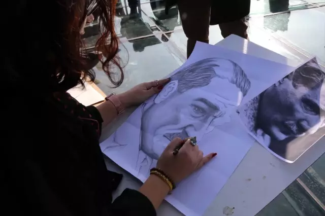 Yerden 100 metre yükseklikteki cam terasta Başöğretmeni resmettiler Yerden 100 metre yükseklikteki cam terasta Başöğretmeni resmettiler