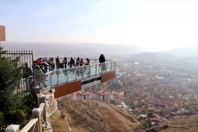 Yerden 100 metre yükseklikteki cam terasta Başöğretmeni resmettiler Yerden 100 metre yükseklikteki cam terasta Başöğretmeni resmettiler