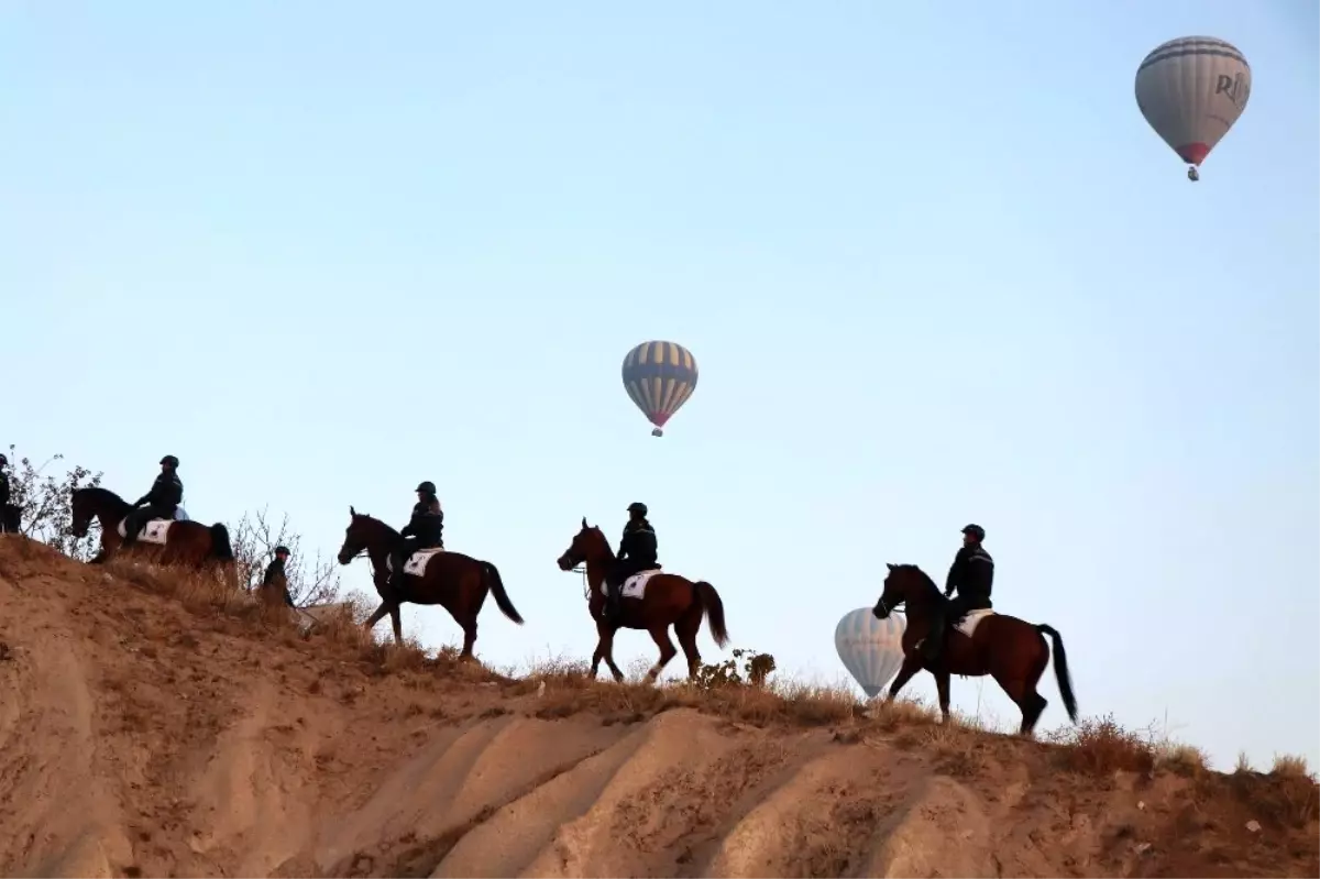 Atlı jandarma turistlerin gözdesi oldu