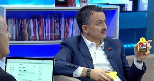 Bakan, hayvanların kulağına takılacak küpeyi tanıttı: Dünyada bir eşi daha yok