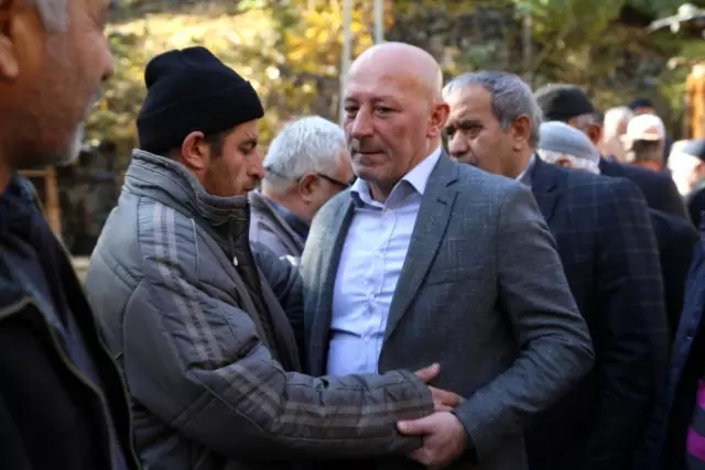 Bayburt'ta evde çıkan yangında hayatını kaybeden 2 kardeş ile halaları toprağa verildi Bayburt'ta evde çıkan yangında hayatını kaybeden 2 kardeş ile halaları toprağa verildi