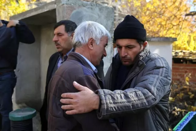 Bayburt'ta evde çıkan yangında hayatını kaybeden 2 kardeş ile halaları toprağa verildi Bayburt'ta evde çıkan yangında hayatını kaybeden 2 kardeş ile halaları toprağa verildi