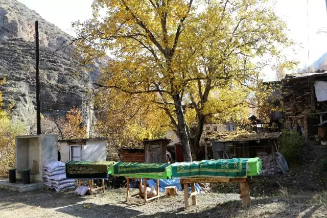 Bayburt'ta evde çıkan yangında hayatını kaybeden 2 kardeş ile halaları toprağa verildi Bayburt'ta evde çıkan yangında hayatını kaybeden 2 kardeş ile halaları toprağa verildi