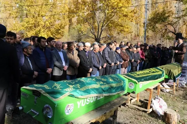 Bayburt'ta evde çıkan yangında hayatını kaybeden 2 kardeş ile halaları toprağa verildi Bayburt'ta evde çıkan yangında hayatını kaybeden 2 kardeş ile halaları toprağa verildi