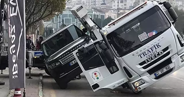 Bursa'da ilginç anlar! Çekici lüks aracı kaldırmaya çalışırken yan yattı