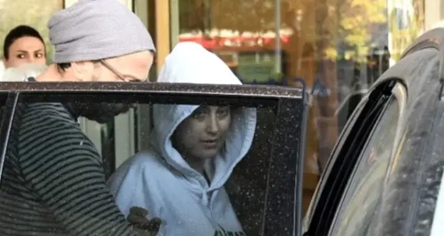 Doğum yapan Hazal Kaya hastane çıkışı görüntülendi Doğum yapan Hazal Kaya hastane çıkışı görüntülendi