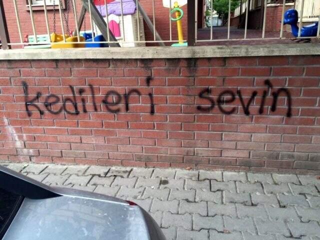 En güzel kamyon arkası yazıları ve en güzel duvar yazıları! Etkileyici duvar yazıları! Komik kamyon arkası yazıları