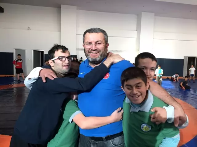 Engelli öğrencilerini şampiyonlukla hayata bağlıyor