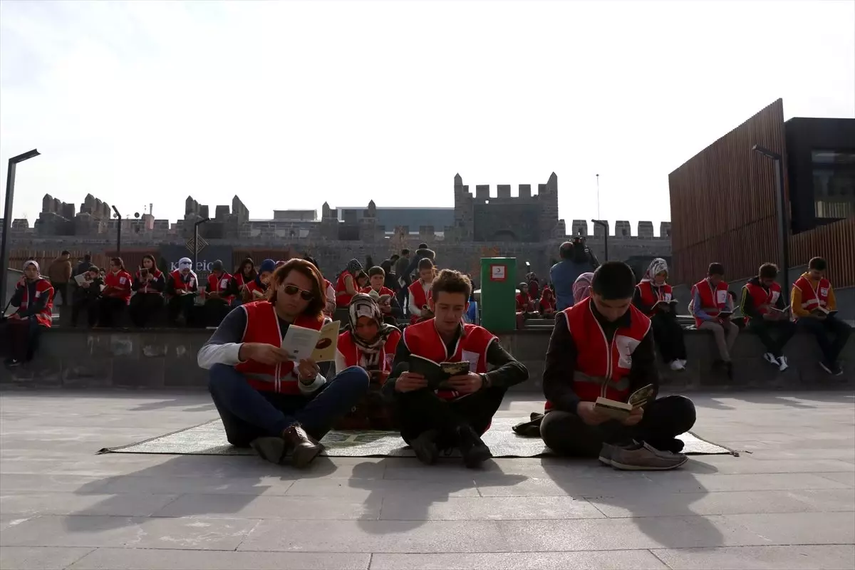 Evden getirdikleri kitapları okuduktan sonra köylere göndermek için bağışladılar