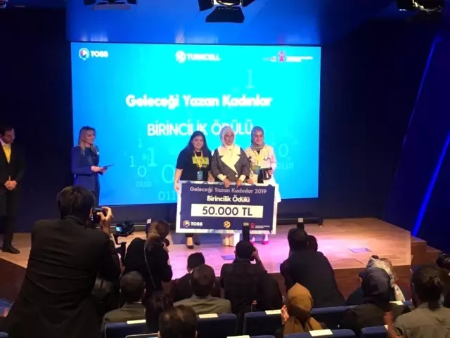 Geleceği Yazan Kadınlar ödüllerini Emine Erdoğan'ın elinden aldı Geleceği Yazan Kadınlar ödüllerini Emine Erdoğan'ın elinden aldı