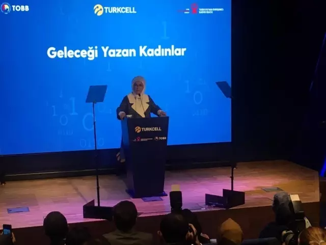 Geleceği Yazan Kadınlar ödüllerini Emine Erdoğan'ın elinden aldı Geleceği Yazan Kadınlar ödüllerini Emine Erdoğan'ın elinden aldı