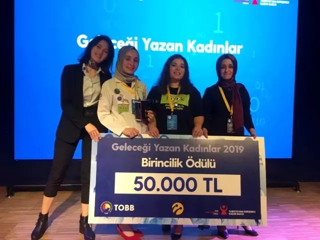 Geleceği Yazan Kadınlar ödüllerini Emine Erdoğan'ın elinden aldı Geleceği Yazan Kadınlar ödüllerini Emine Erdoğan'ın elinden aldı