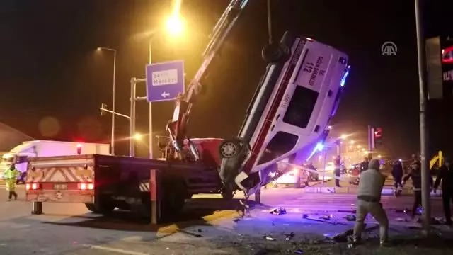 Hasta taşıyan ambulansla otomobil çarpıştı: 1 ölü, 9 yaralı Hasta taşıyan ambulansla otomobil çarpıştı: 1 ölü, 9 yaralı