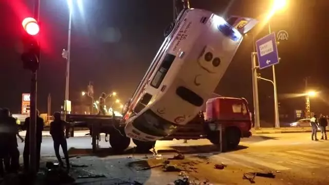 Hasta taşıyan ambulansla otomobil çarpıştı: 1 ölü, 9 yaralı Hasta taşıyan ambulansla otomobil çarpıştı: 1 ölü, 9 yaralı