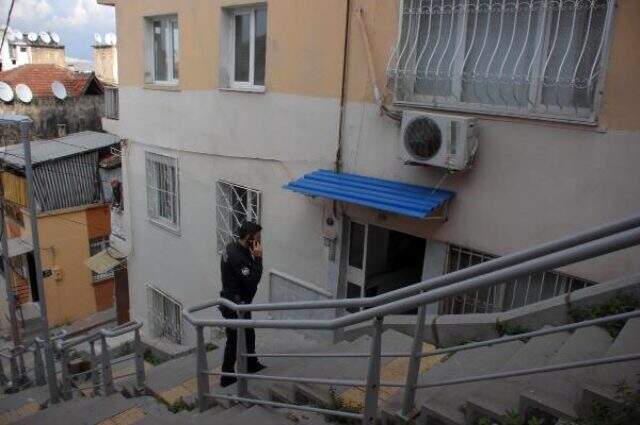 İzmir'de bir kişi evde tartıştığı 3 arkadaşını bıçakladı