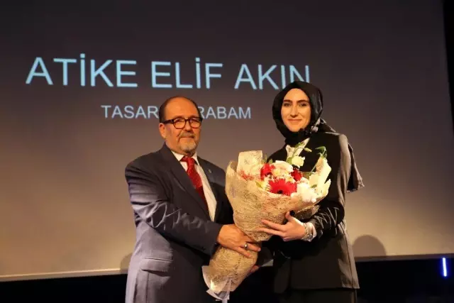 Mimarlık Bölümü son sınıf öğrencisi Atike Elif Akın, ürettiği araba aksesuarları ilgi odağı oldu Mimarlık Bölümü son sınıf öğrencisi Atike Elif Akın, ürettiği araba aksesuarları ilgi odağı oldu