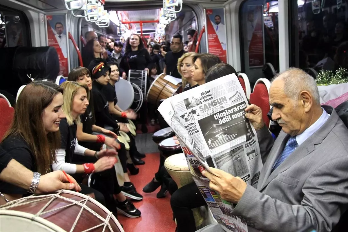 Öğretmenlerden tramvayda müzik resitali