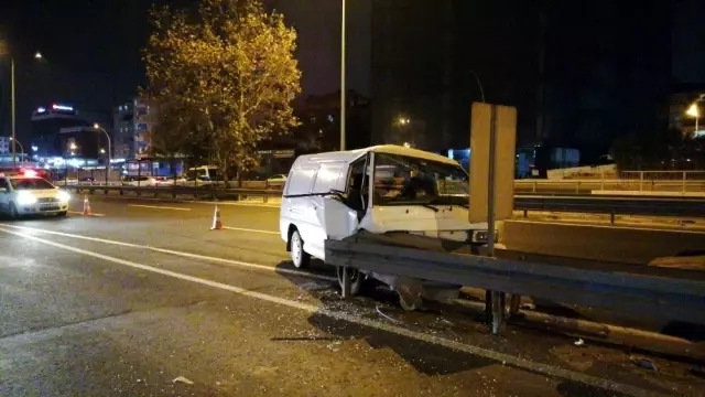 Panelvan minibüs bariyerlere çarptı: 1 yaralı Panelvan minibüs bariyerlere çarptı: 1 yaralı