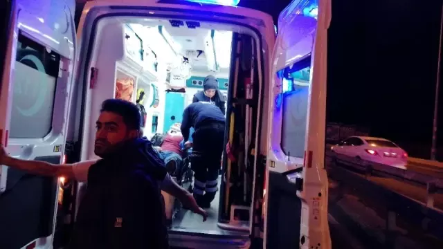 Panelvan minibüs bariyerlere çarptı: 1 yaralı Panelvan minibüs bariyerlere çarptı: 1 yaralı
