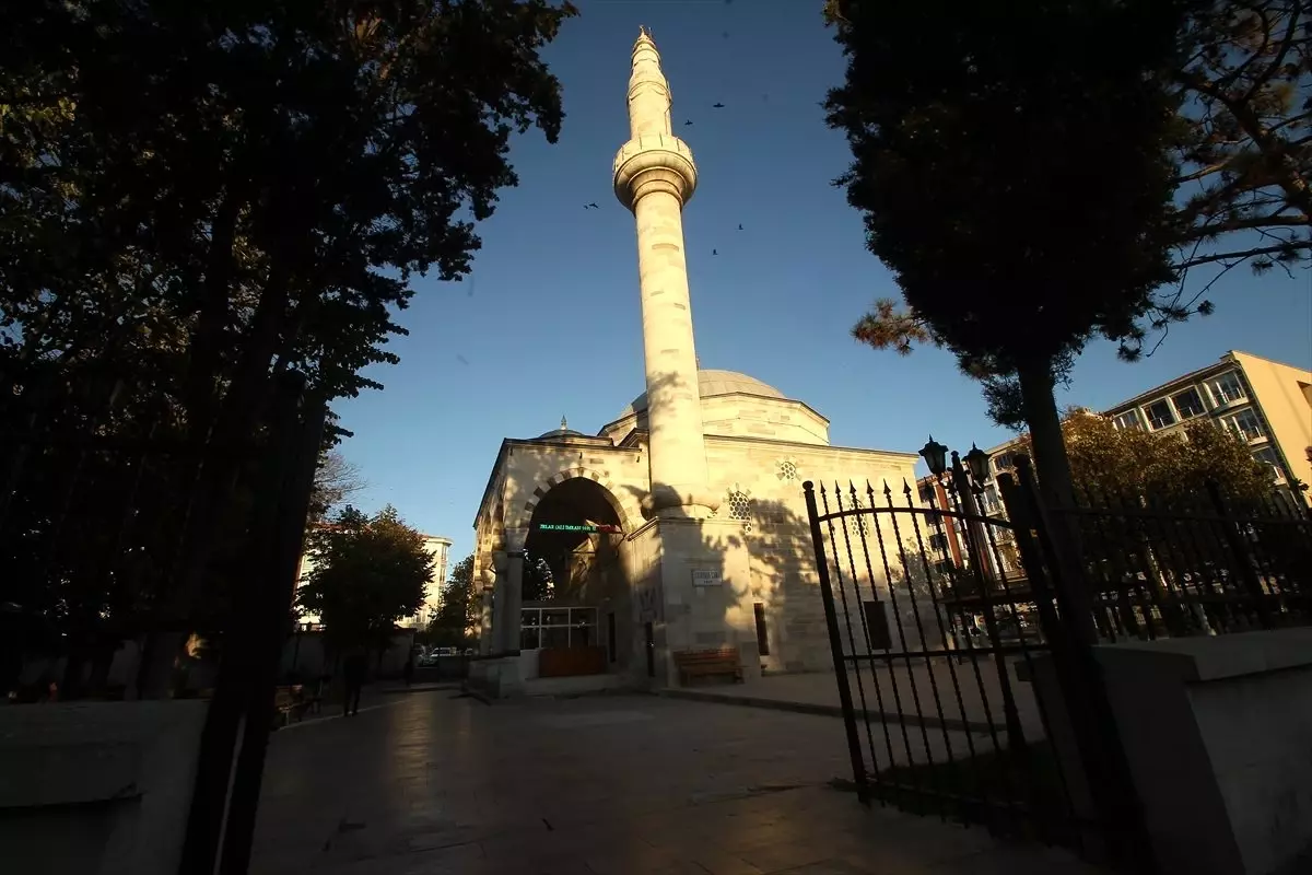 Tekirdağ'daki 480 yıllık Ayaspaşa Camisi zamana direniyor