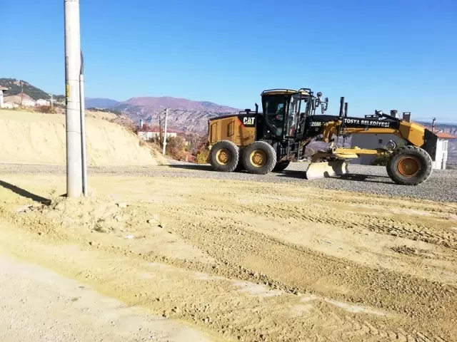 Tosya Belediyesi park alanlarını temizliyor